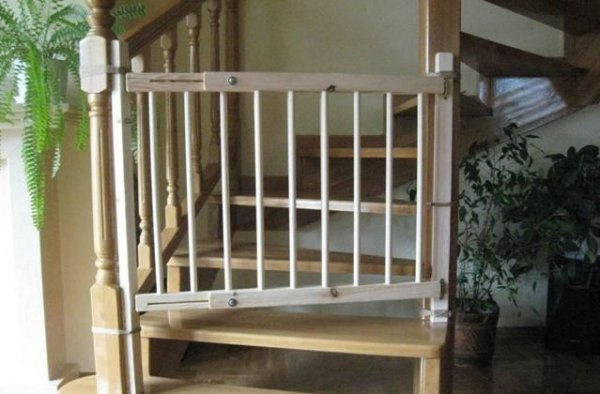 Dřevěné zábrany schody-dveře nyní v akci !!!!